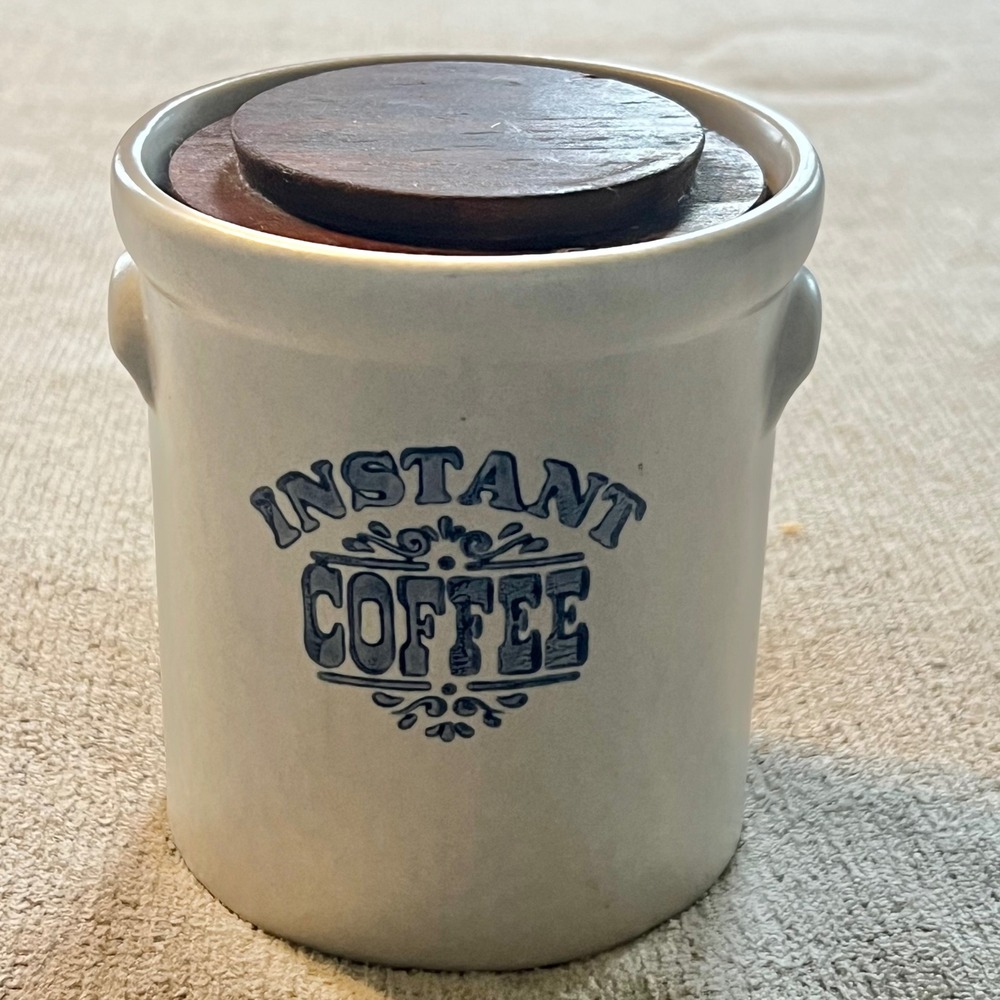 Vintage Pfaltzgraff Yorktowne Coffee Canister Crock Wood Lid 7-497
